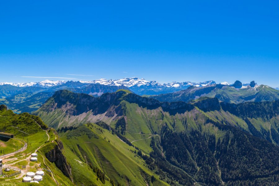 Vue sur les Alpes depuis les Rochers-de-Naye. Peter Stein - Shutterstock.com