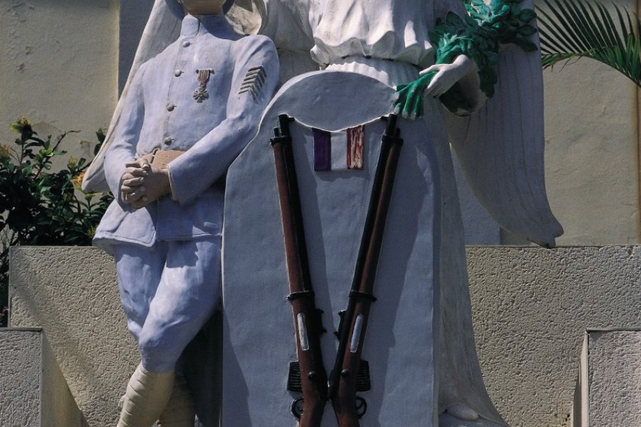 Monument aux morts de la Première Guerre Mondiale. (© Itzak Newmann - Iconotec))