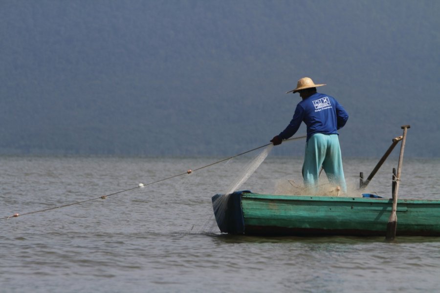 Pêcheur dans la baie du parc national de Bako Stéphan SZEREMETA