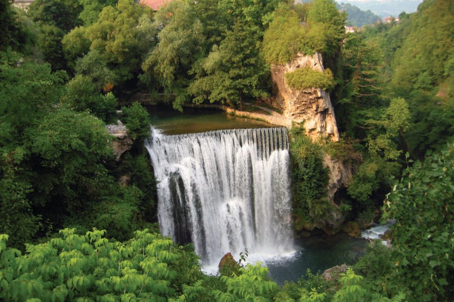 Chutes d'eau de la Pliva (21 m de hauteur), à Jajce. SkRgY - iStockphoto