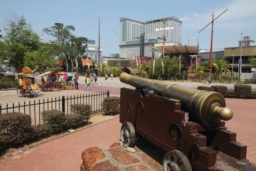 Ancien canon portugais devant la Porta de Santiago Stéphan SZEREMETA