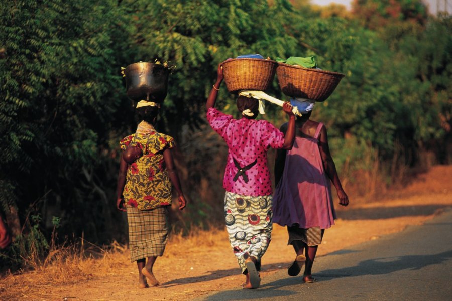 Femmes portant des paniers. Tom Pepeira - Iconotec