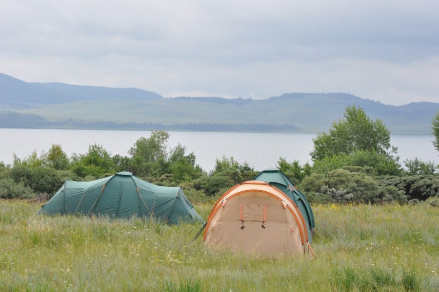 Camping au lac Itkul, dans la réserve Khakassky. Khakassia Tourist Information Centre