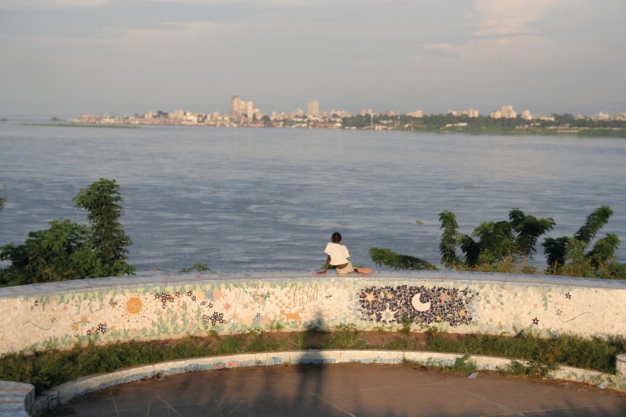 Fillette contemplant Kinshasa. Stéphane DAMANT