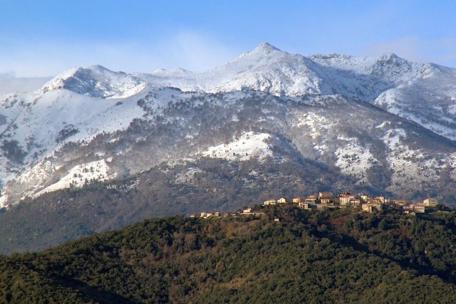 Village en crete et montagnes eneigées Xavier Bonnin