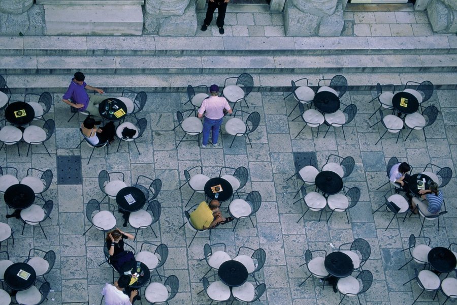 Vue sur un café de la vieille ville, depuis le beffroi de la cathédrale. Ana NEVENKA - Iconotec