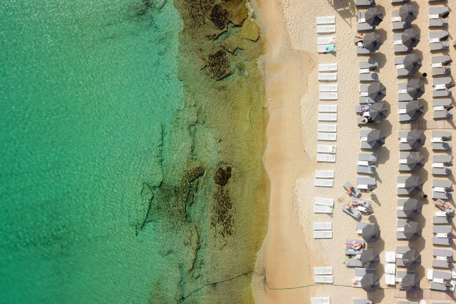 Plage de Platys Gialos. Aerial-motion - Shutterstock.com