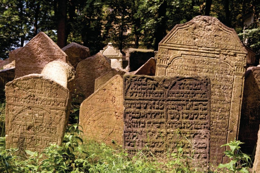 Vieux cimetière juif rappelant l'importance de Josefov autrefois. (© Author's Image))