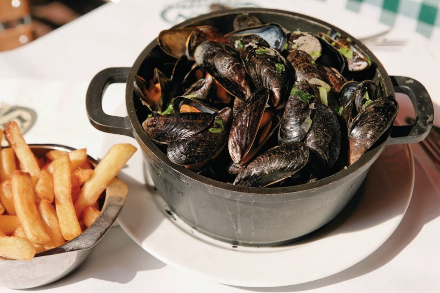 Moules marinières et frites, deux spécialités culinaires belges. Author's Image