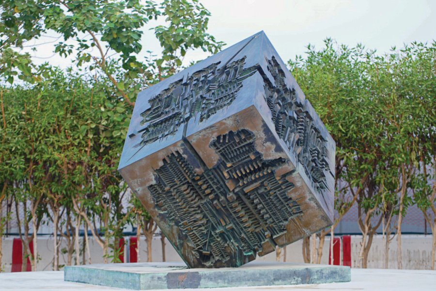 Cube, sculpture d'Arnaldo Pomodoro au Parc des sculptures sur la corniche de Djedda. Saudi Tourism Authority
