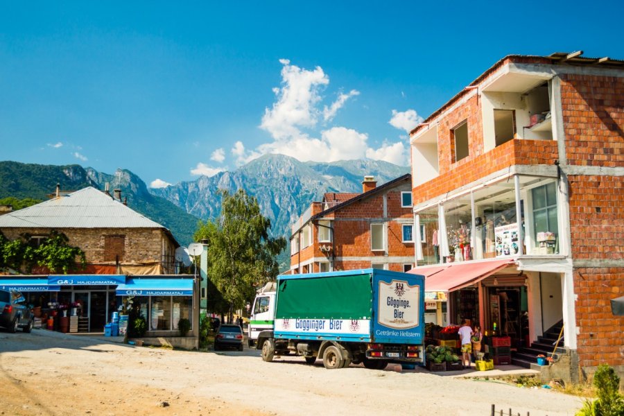 Dans les rues de Bajram Curri. Andrii Lutsyk - Shutterstock.com