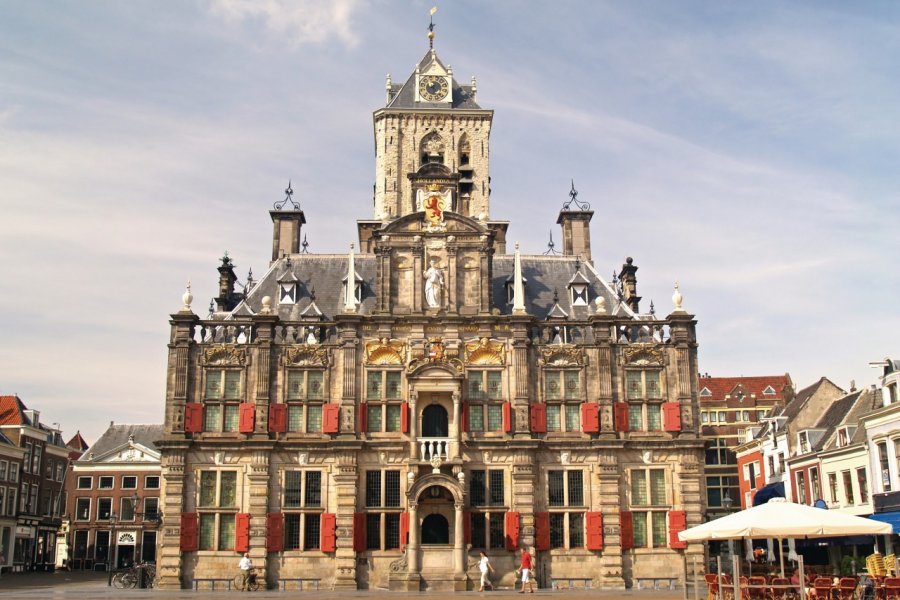 L'hôtel de ville de Delft se dresse fièrement. jarnogz - iStockphoto.com