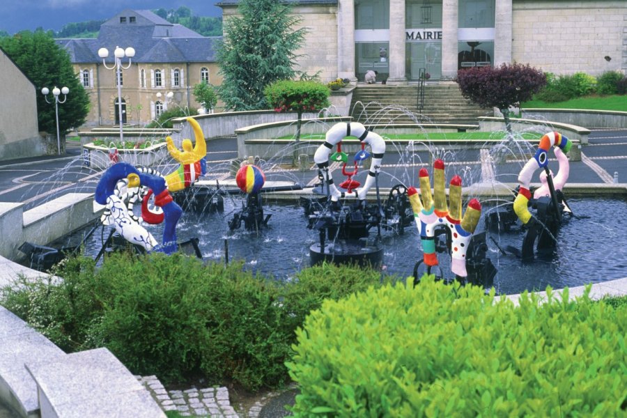 Fontaine de Nikki de Saint-Phalle devant la mairie VALÉRY D'AMBOISE