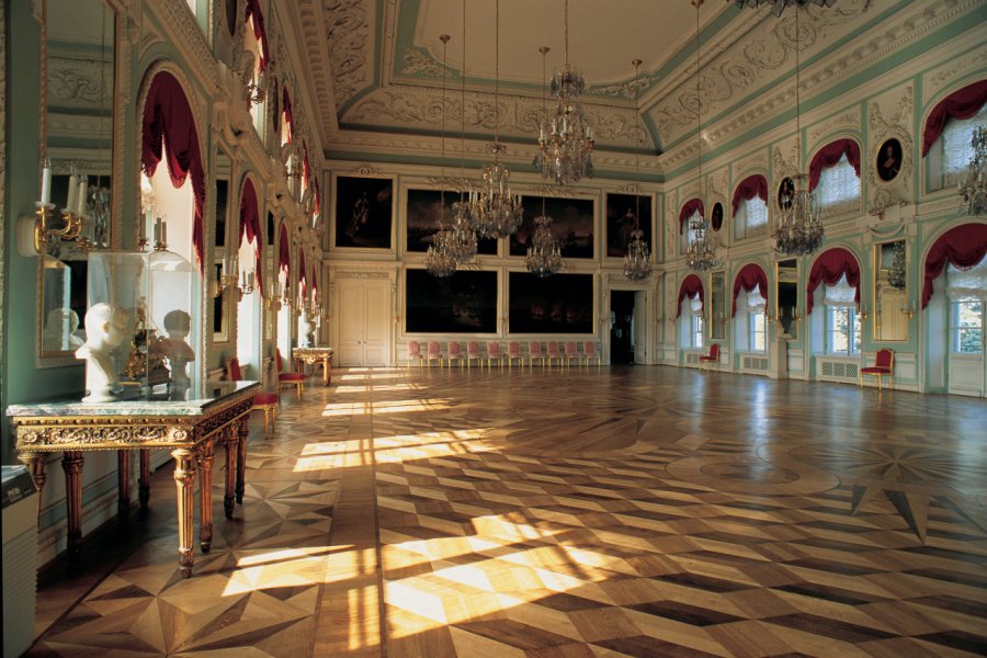 Salle du trône du palais de Peterhof. Tom Pepeira - Iconotec