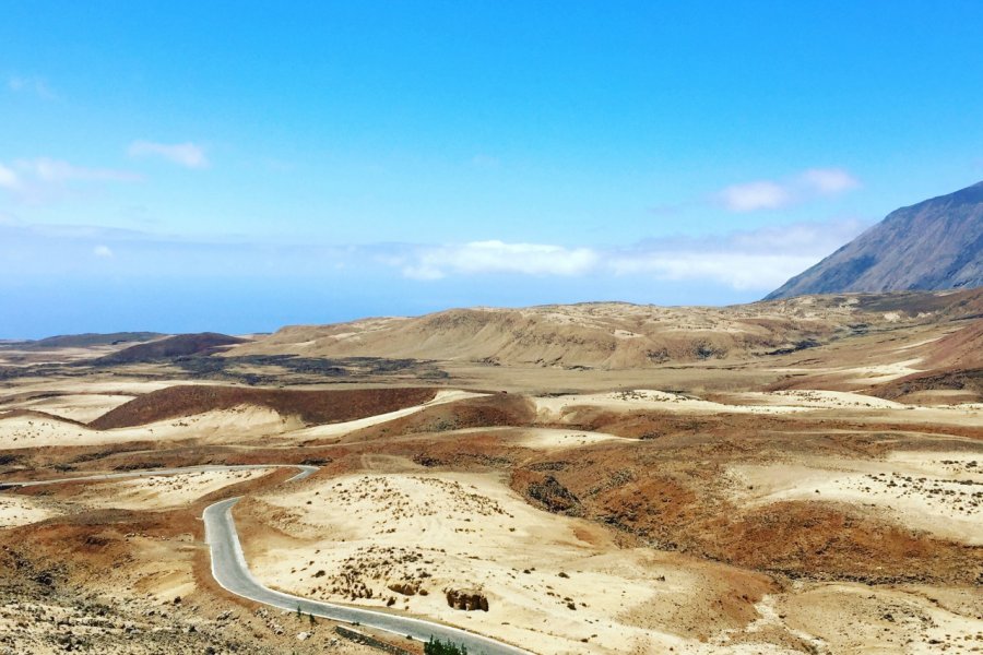 Route vers Tarrafal, un désert vallonné. Camille ESMIEU