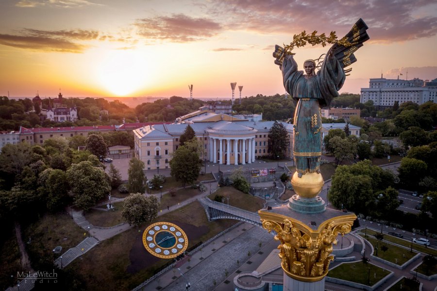 Vue sur Kiev et le Monument de l'indépendance. MaxxjaNe - Shutterstock.com