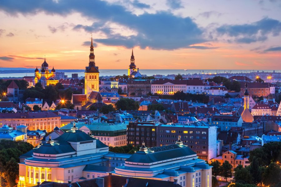 Tallinn à la nuit tombée. Scanrail - Fotolia