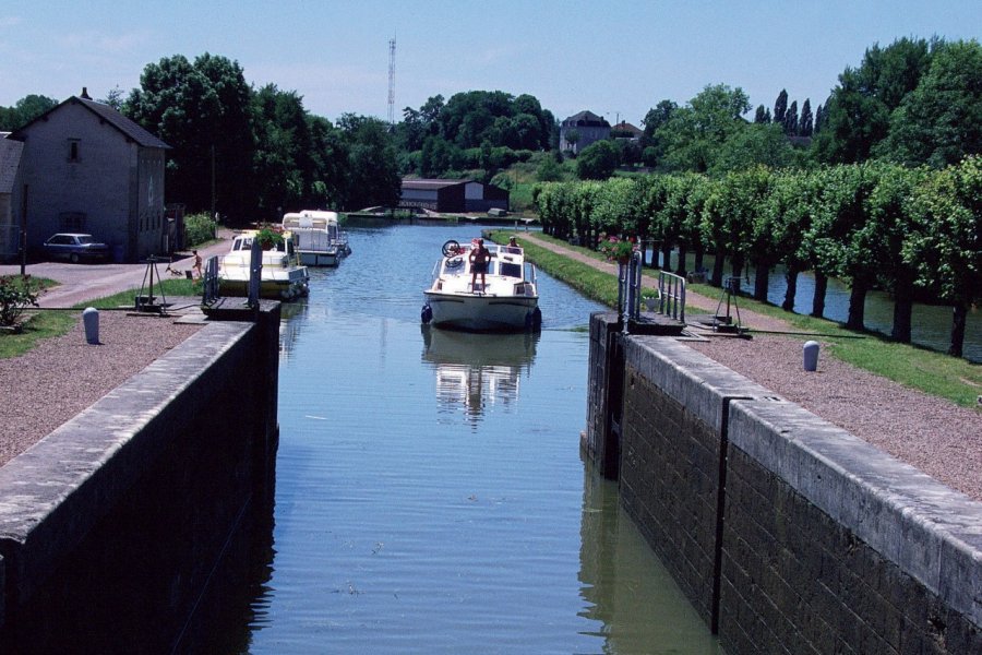 Sur le canal du Nivernais PHOVOIR