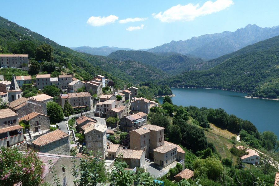 Le lac et le village de Tolla Haniez