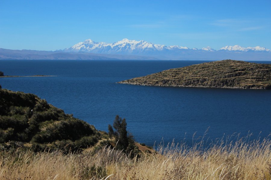 La Cordiellère Royale domine le lac Titicaca. Abdesslam BENZITOUNI