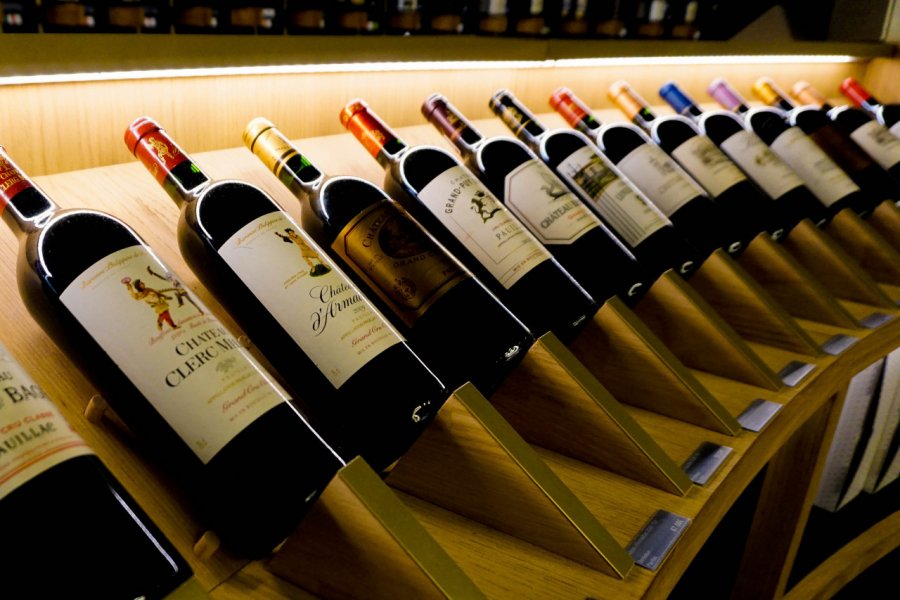 Bouteilles à la Cité du Vin de Bordeaux. muewanchisa - Shutterstock.com