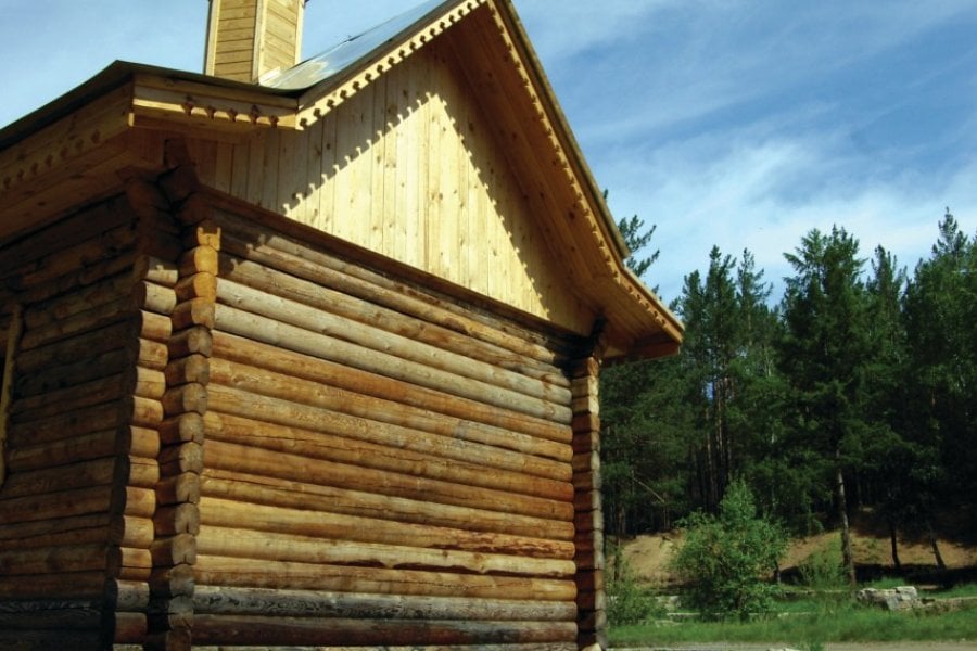 Chapelle en bois et sa source d'eau soufrée (© Stéphan SZEREMETA))