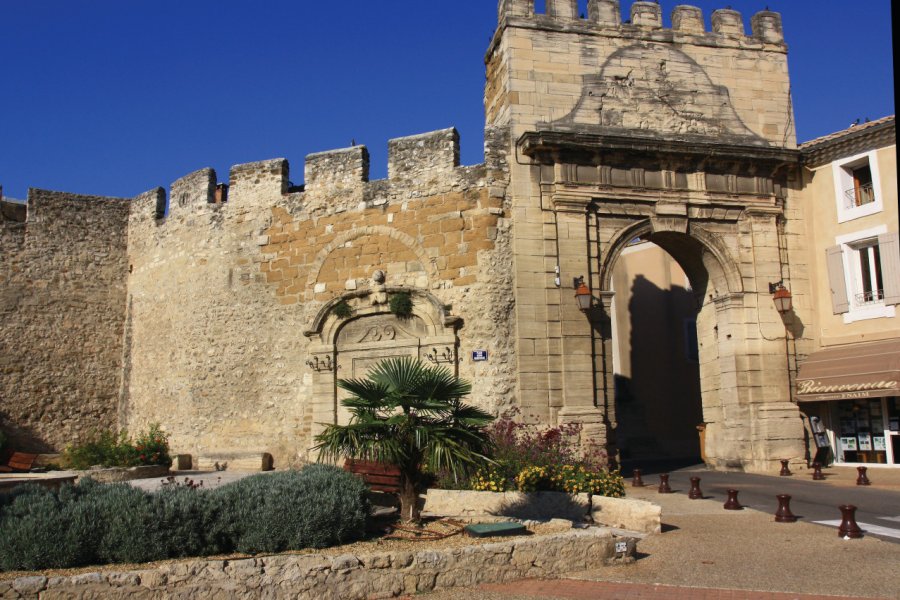 Monteux, porte fortifiée. HOCQUEL Alain - Coll. CDT Vaucluse