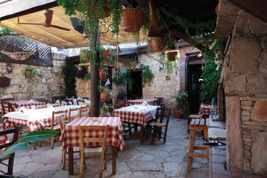 Taverne traditionnelle de Lofou. Julien HARDY - Author's Image