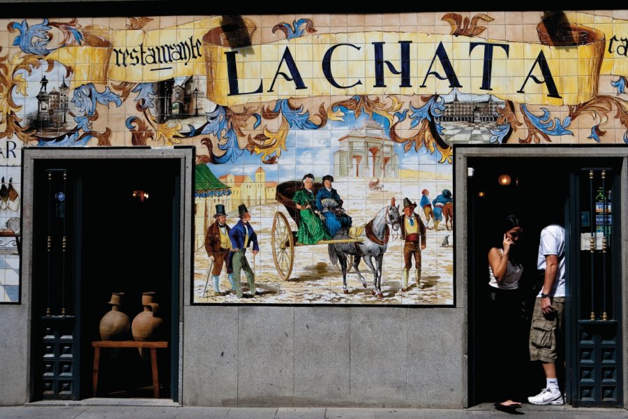 Bar-restaurant à tapas La Chata, rue Cava Baja. Philippe GUERSAN - Author's Image
