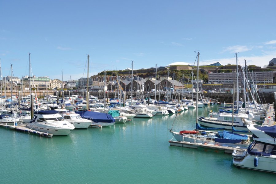 La marina de Saint-Helier. Mrtom-uk - iStockphoto