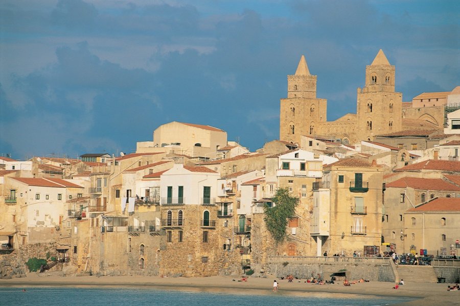 Cathédrale et village de Cefalù. Apollon - Iconotec