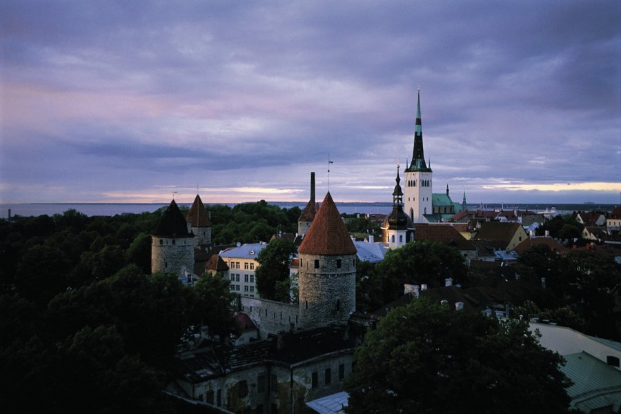 Vue sur la vieille ville de Tallinn dont les portes de Viru. S.Nicolas - Iconotec