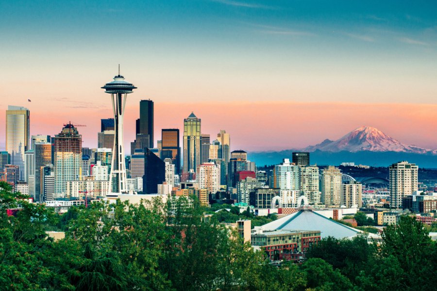 Seattle Skyline and Mount Rainier at Sunset on a clear summer day. ferrantraite