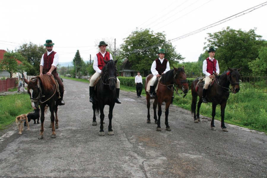 Cavaliers en costumes hongrois pour une fête folklorique. Stéphan SZEREMETA