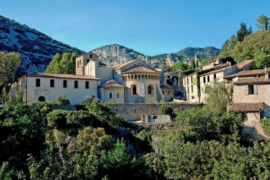 Vue de Saint-Guilhem-le-Désert Pat on stock - Fotolia