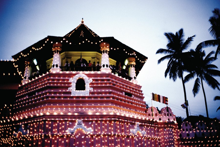 Fête de la Perahera, temple de la Dent illuminé Alamer - Iconotec