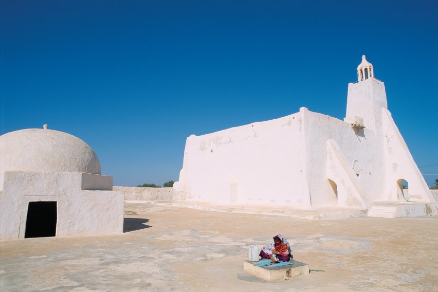 Mosquée sur la route vers Midoun. Author's Image