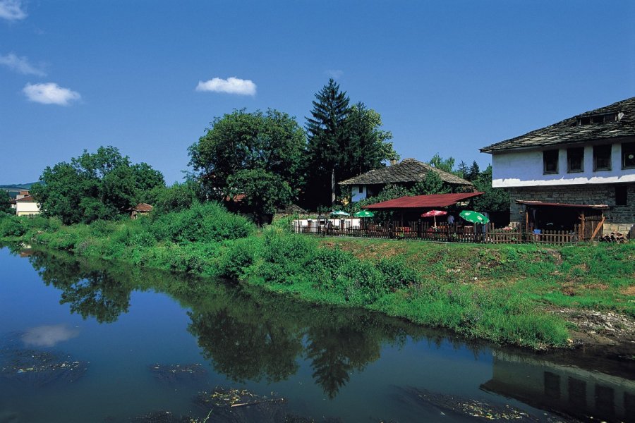 Habitations au bord de la rivière. S.Nicolas - Iconotec