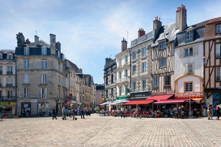 Place Charles de Gaulle à Poitiers. MarkUK97 -Shutterstock.com