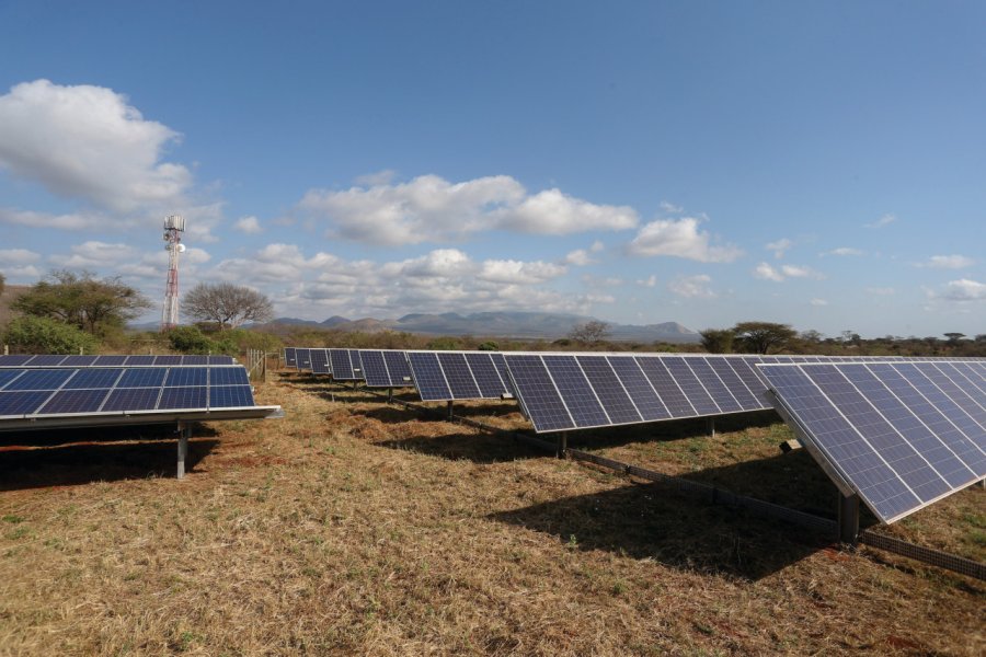 Panneaux solaires à Kilaguni. CarlFourie - istockphoto.com