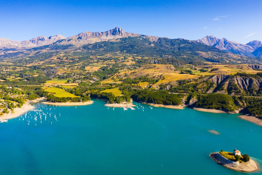 Lac de Serre-Ponçon. JackF - stock.adobe.com