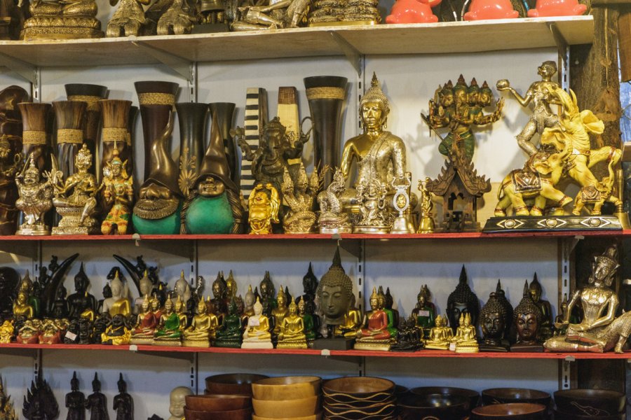 Souvenirs au marché de Bang Niang. Nataliia Sokolovska - Shutterstock.com