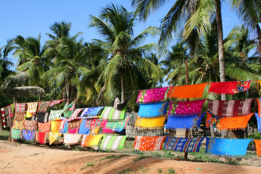 Vente de sarongs sur la plage d'Inhambane. EVistock