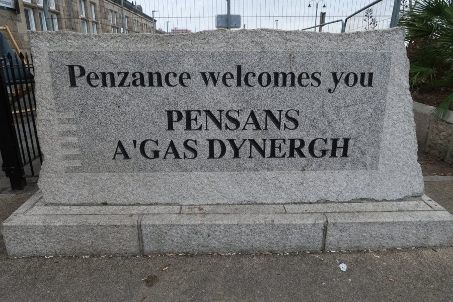 Accueil chaleureux en cornique à la gare de Penzance. Minka Guides - Shutterstock.com