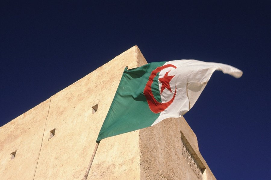 Drapeau algérien sur une mosquée en pisé, oasis de Ghardaïa Ismaël Schwartz - Iconotec
