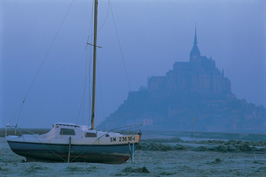Navire dans la baie du Mont-Saint-Michel (© TOM PEPEIRA - ICONOTEC))