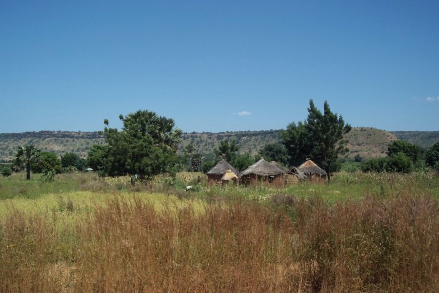 Village sur la route des grottes de Nok. Talatah FAVREAU