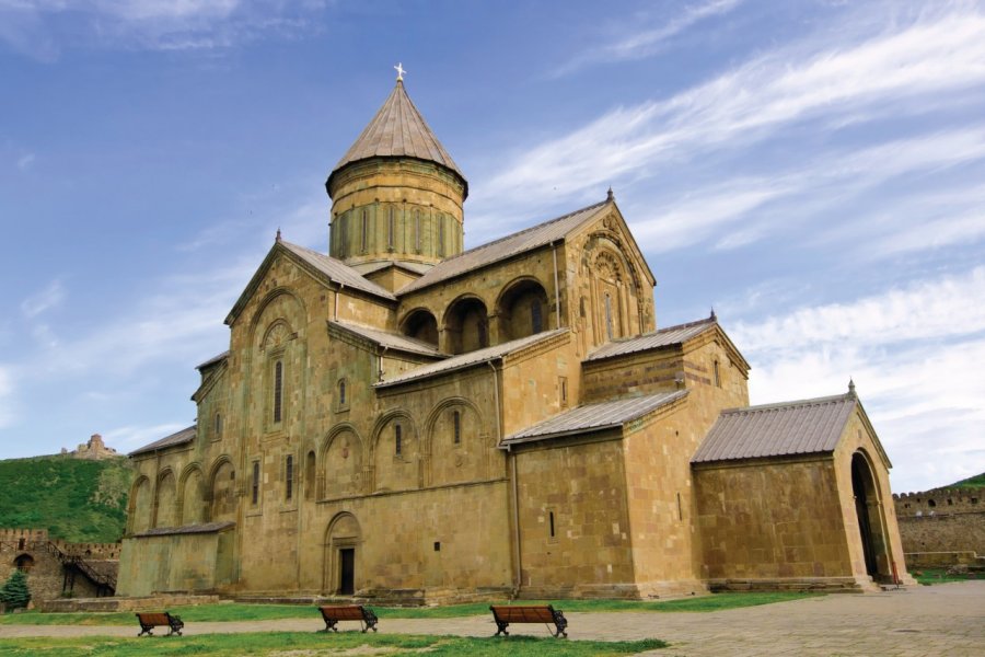 Edifiée au XI<sup>e</sup> siècle, la cathédrale de Mtskheta demeure un des coeurs spirituels du pays et l'un des plus importants monuments de l'architecture chrétienne géorgienne. DavorLovincic