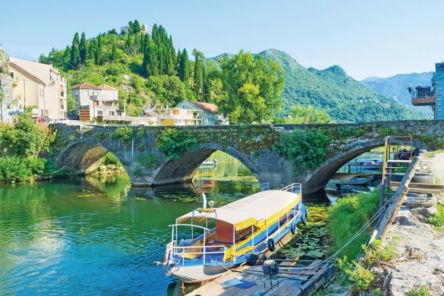 Le vieux pont de Virpazar. wefesenko