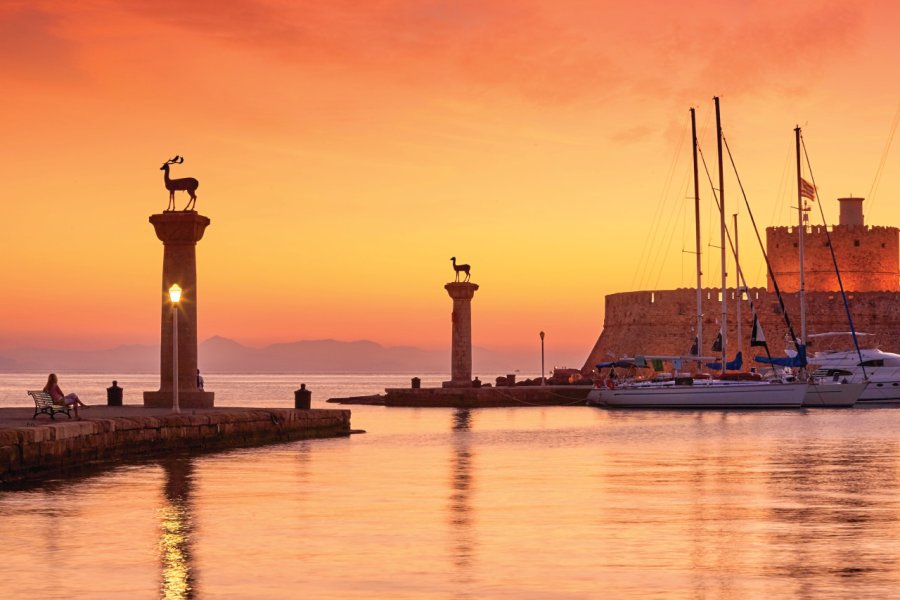 Port de Mandraki, filmé dans Ce chaud mois d'août de Sokrates Kapsaskis John_Walker - iStockphoto.com